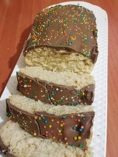 Una foto de Queque de vainilla cubierto con chocolate