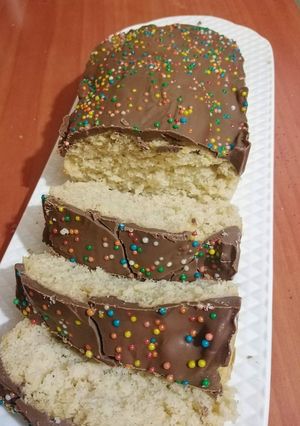 Una foto de Queque de vainilla cubierto con chocolate