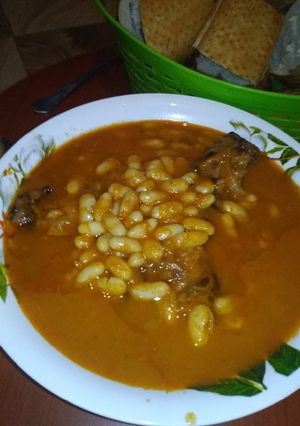 صورة لوصفة لوبيا بيضاء بالكرعين