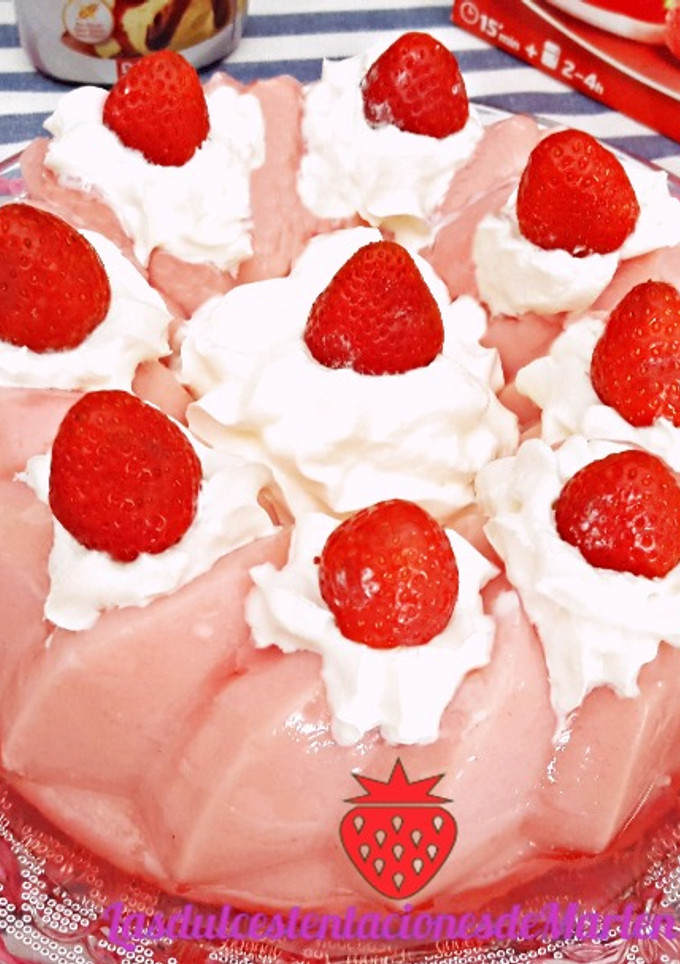 Una foto de Flan de fresa ligero