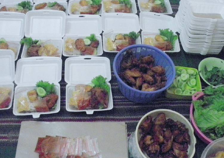 Lalapan ayam laos tabur kremesan😉