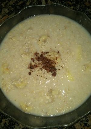 Una foto de Sopa dulce de avena y fruta