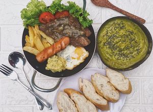 Hình của món Bò bít tết sốt tiêu đen.