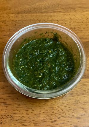 A picture of Kachcha aam pudina ki khatti mithi chutney.