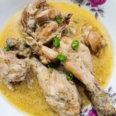 A picture of Chicken white karahi.