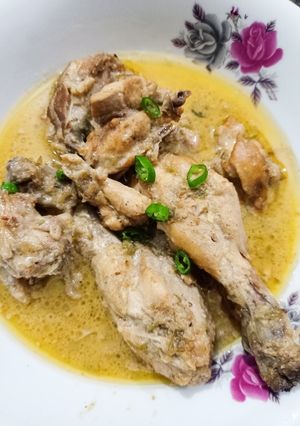 A picture of Chicken white karahi.