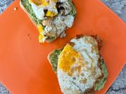Una foto de huevos para el desayuno