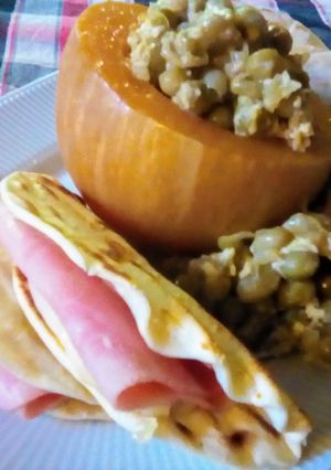 Una foto de Revuelto de arvejas + fajitas exprés 🫛🫓🥓