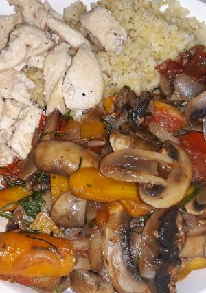 Csirkemell sült zöldségekkel és bulgurral recept fotója