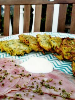 Una foto de Tortitas de calabacín y harina de garbanzo