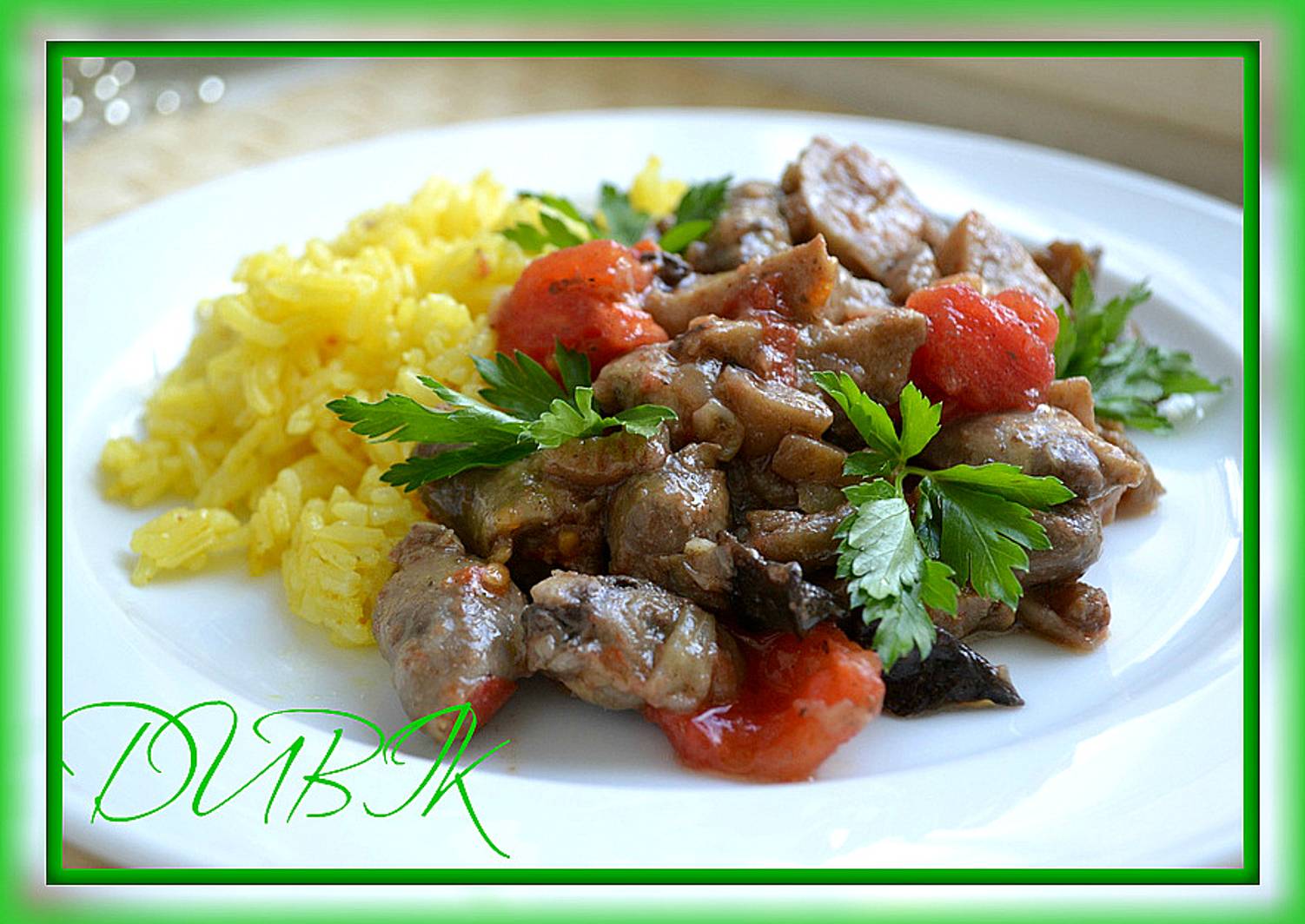 плов с сердечками. гарнир к сердечкам. куриные сердечки с рисом. сердце куриное с рисом и овощами. сердечки куриные тушеные с луком и морковью на сковороде.