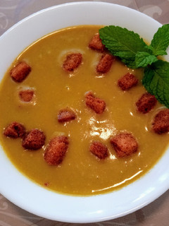 Una foto de Crema de calabaza y espinacas