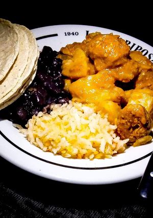 Una foto de Longaniza con papas en chile morita 💖🇲🇽