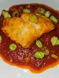 Bacalao skrei con salsa de tomate y habitas tiernas