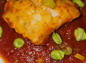 Foto principal de Bacalao skrei con salsa de tomate y habitas tiernas