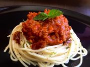 Una foto de spaghetti con carne guiso