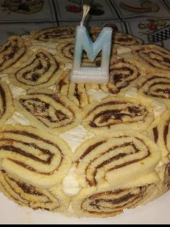 Una foto de Torta helada: pionono y mousse de duraznos