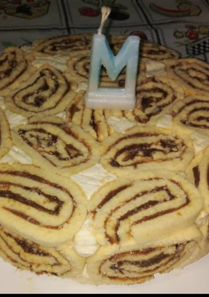 Una foto de Torta helada: pionono y mousse de duraznos