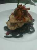 Pescado confitado con refrito de calamares en su tinta