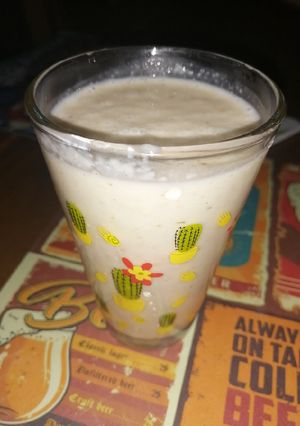 Una foto de Batido! Granola, banana, yogur y manzana!
