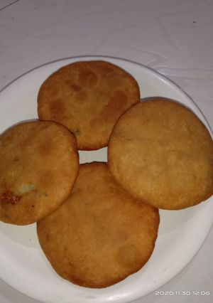 आलू की कचौड़ी (aloo ki kachori recipe in Hindi) रेसिपी मुख्य फोटो
