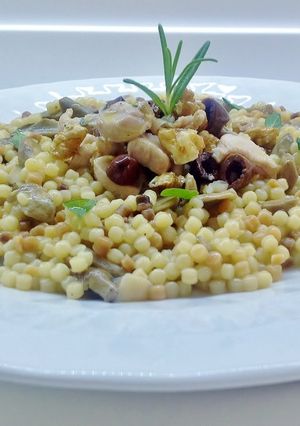 Foto di Fregola con coniglio e funghi porcini
