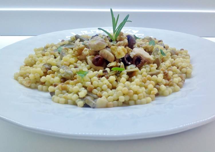 Fregola con coniglio e funghi porcini