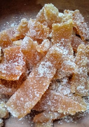 Una foto de Cáscaras de pomelo rosado confitadas