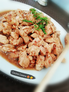 Una foto de Pollo en salsa teriyaki 🐔🍱🍯😋🤤👍