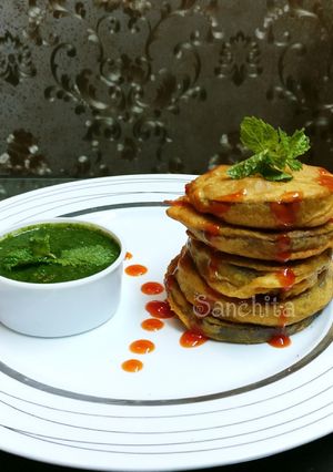 A picture of Brinjal Disc Fritters or Begun bhaja.