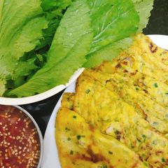 A picture of Vietnamese pancake (bánh xèo).