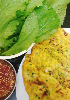 A picture of Vietnamese pancake (bánh xèo).