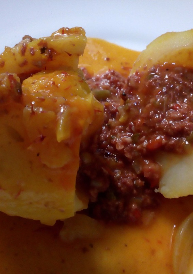 Una foto de Papas rellenas al azafranillo canario