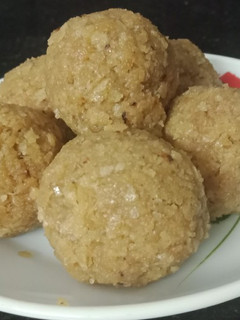 A picture of Roti laddu.
