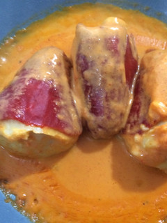 Una foto de Pimientos del piquillo rellenos de bacalao con salsa cremosa de pimientos