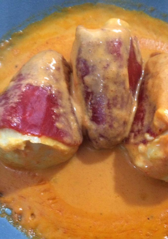 Una foto de Pimientos del piquillo rellenos de bacalao con salsa cremosa de pimientos
