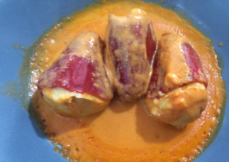 Pimientos del piquillo rellenos de bacalao con salsa cremosa de pimientos