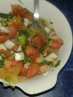 Una foto de Pebre sin ají y pebre con ají