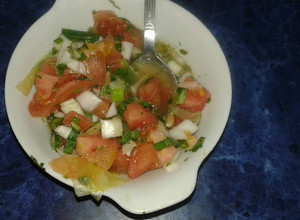 Una foto de Pebre sin ají y pebre con ají