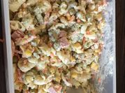 Una foto de ensalada de elotes con zanahoria
