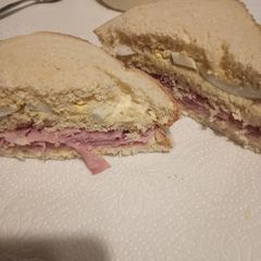 A picture of Ham and Egg on Butter top Bread.