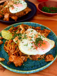 Una foto de Mie Goreng y Nasi Goreng