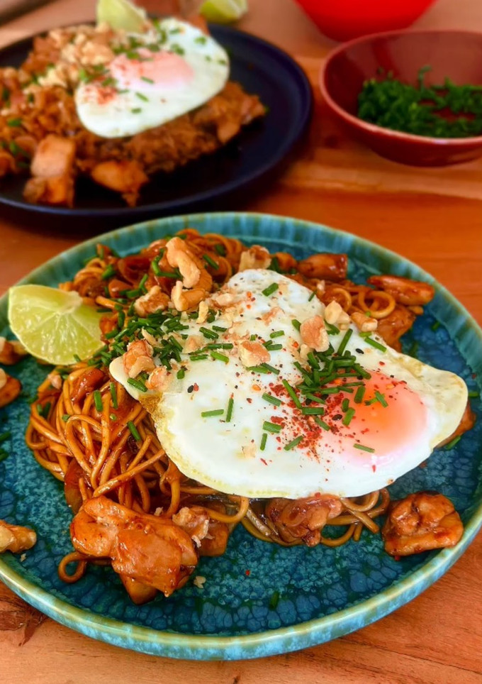 Una foto de Mie Goreng y Nasi Goreng