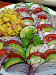 Una foto de Revuelto con pavo y ensalada completa #Recetasdefindemes