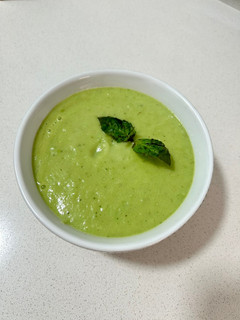 Una foto de Salmorejo de aguacate