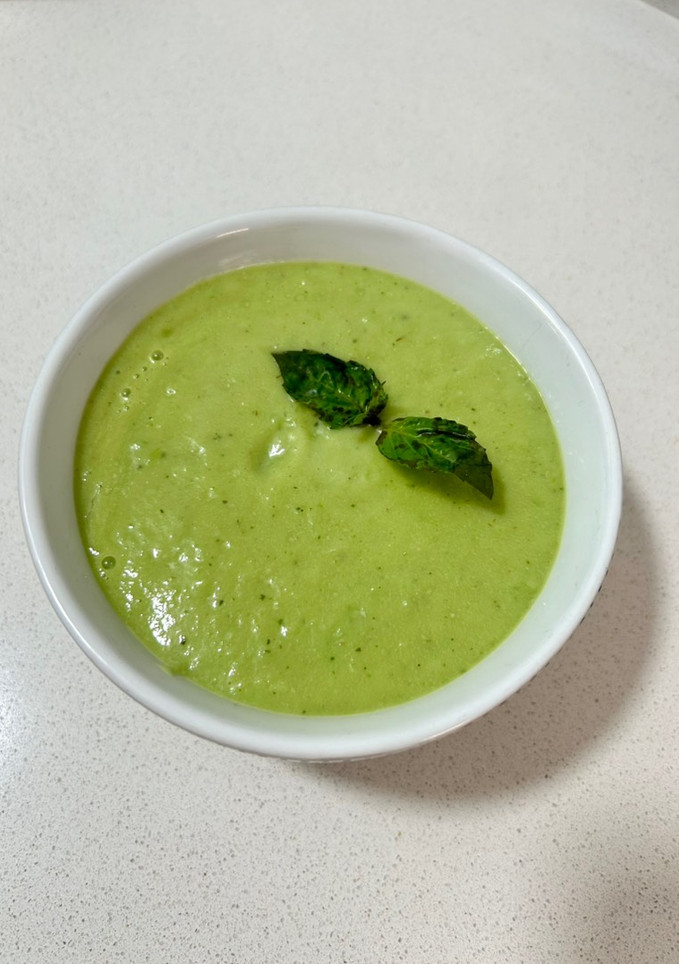 Una foto de Salmorejo de aguacate