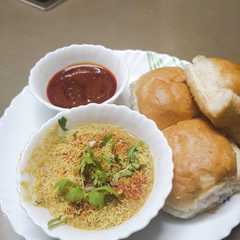 A picture of સેવ ઉસળ.