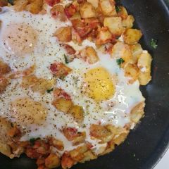 A picture of Poached eggs in potatoes.