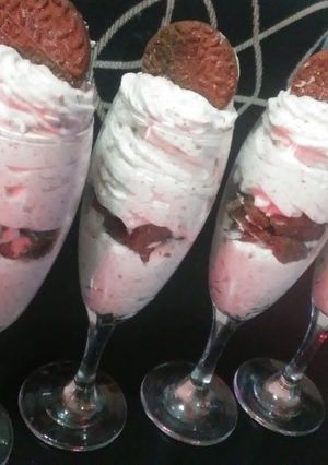 Una foto de Postre de crema con chocolate