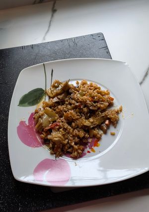 Una foto de Arroz con alcachofas, setas y chorizo